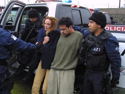 Florence Cassez e Israel Vallarta son mostrados a la prensa en Ciudad de México, el 9 de diciembre de 2005.