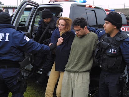 Florence Cassez e Israel Vallarta se muestran a la prensa durante una escenificación de su arresto, el 9 de enero de 2005.