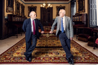 José María Merino (izquierda) y Luis Mateo Díez, en la RAE, el 21 de marzo.