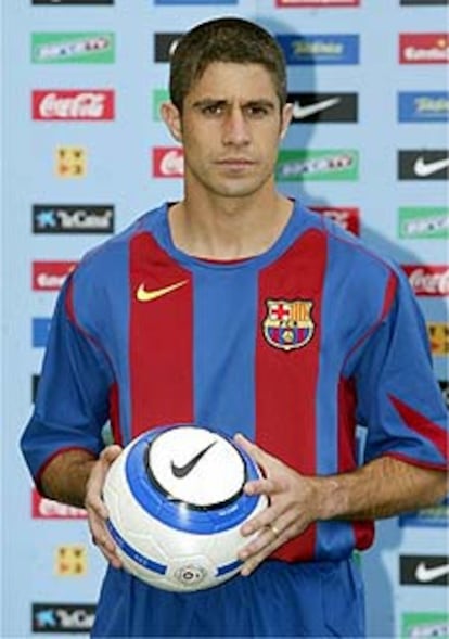 El defensa brasileño Sylvinho posa con la camiseta del Barcelona.