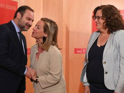 El secretario de Organización del PSOE y ministro de Fomento en funciones, José Luis Ábalos, y la diputada de Coalición Canaria, Ana Oramas (c), este miércoles en Madrid.