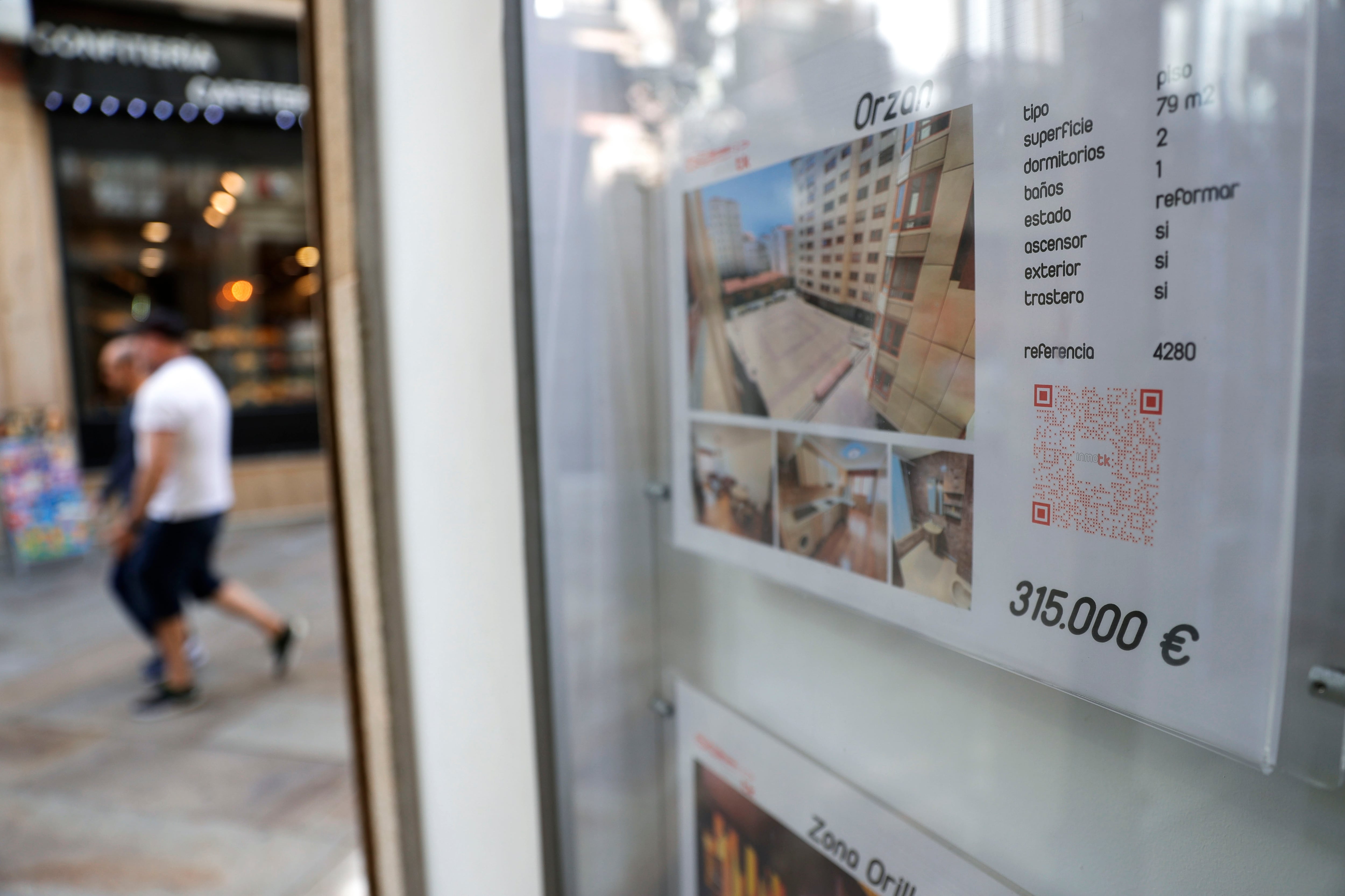 Anuncios de viviendas en venta y alquiler en una inmobiliaria de A Coruña.
