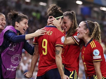 Las jugadoras de la selección celebran el gol de Esther González en el partido contra Italia de clasificación para la final four.