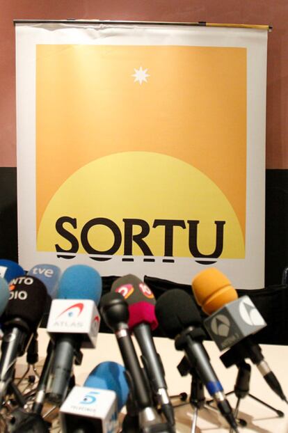 Panel con el logotipo de Sortu, después de una rueda de prensa celebrada por la formación.