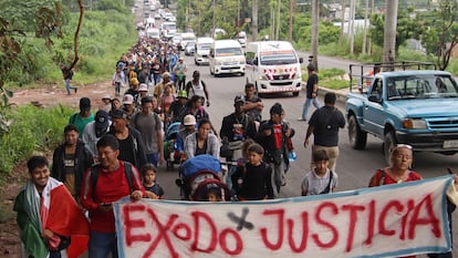 Personas caminan en una caravana migratoria en Tapachula, Chiapas, el 6 de agosto 2025.
