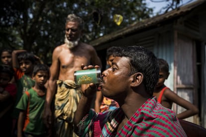 Piar Ali Shaheb, receptor de un nuevo pozo profundo proporcionado por el Gobierno gracias a sus conexiones políticas, bebe un vaso de agua.