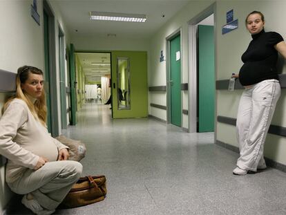 Dos pacientes embarazadas esperan su turno en la consulta de ginecología del hospital del Sureste en Arganda del Rey.