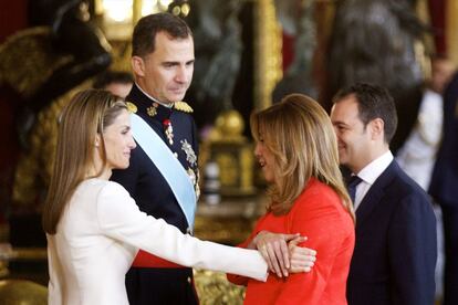 Los reyes Felipe VI y Letizia saludan a la presidenta de Andalucía, Susana Díaz (d), en la recepción a los representantes instucionales en el Palacio Real con motivo de la proclamación del reyRecepción en el Palacio Real de los nuevos reyes de España FelipeVI y Letizia.