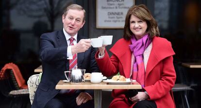 El primer ministro Enda Kenny y la l&iacute;der laborista, Joan Burton.
 