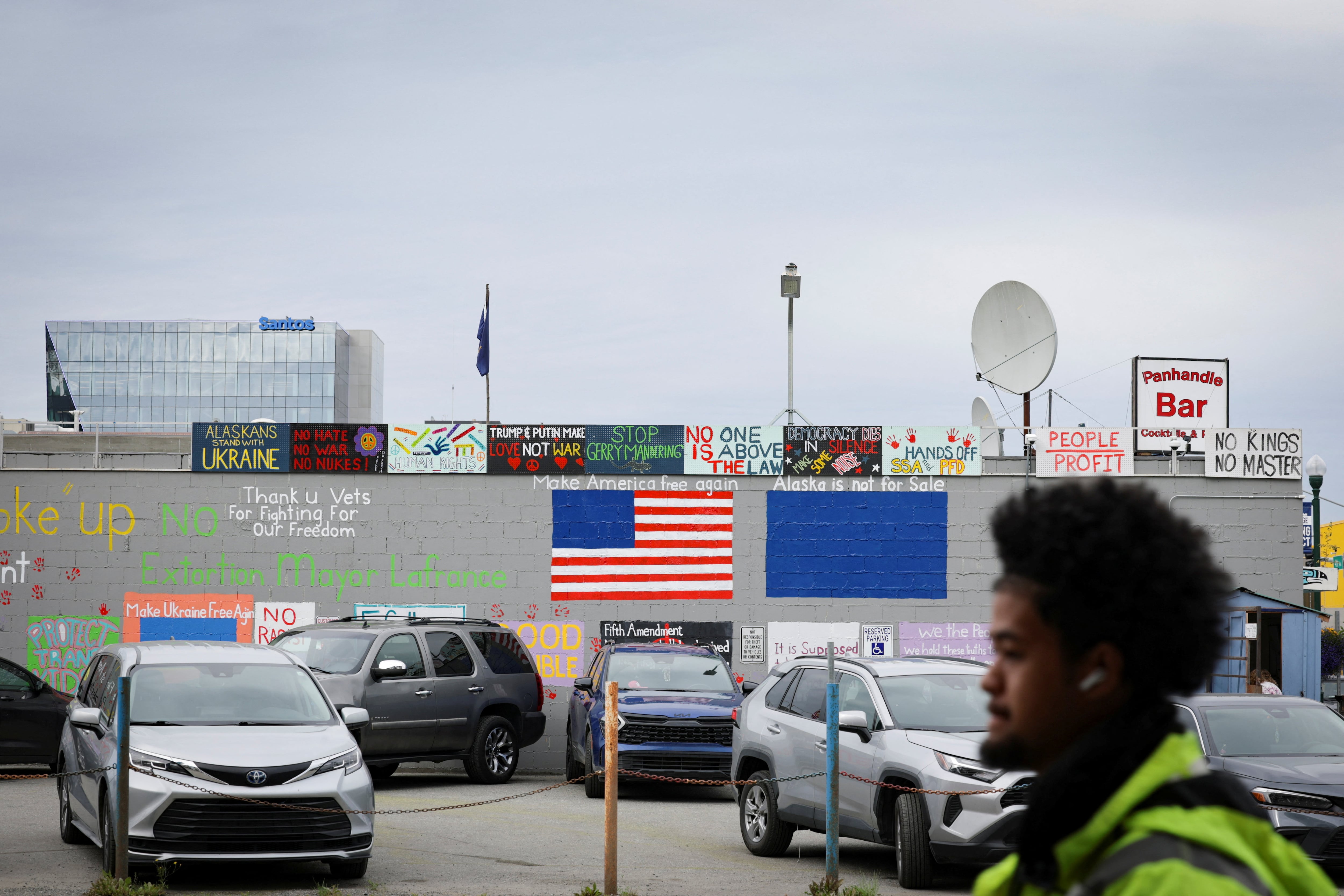 Un mural en defensa de Ucrania en Anchorage, la ciudad que acoge el encuentro entre Vladímir Putin y Donald Trump.