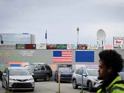 Un mural en defensa de Ucrania en Anchorage, la ciudad que acoge el encuentro entre Vladímir Putin y Donald Trump.