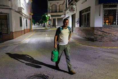 Los jornaleros de Puerto Serrano salen a las cinco de la mañana de sus casas para ir a el verdeo en diferntes fincas de Cádiz y Sevilla.