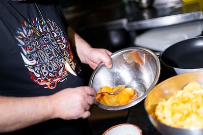 Para su tortilla vaga, Sacha Hormaechea emplea cuatro huevos gallegos, que bate ligeramente, con los que empapa las patatas fritas cortadas muy finas.