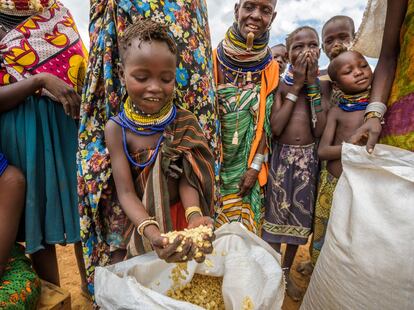 World Vision distribuye alimentos para intentar paliar esta situación de hambre: maíz, aceite y legumbres.