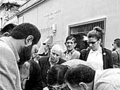 Recogida de firmas en el centro de Huelva.