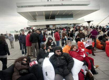 Visitantes al puerto de Valencia aguardaban ayer, en una mañana desapacible y fría, el inicio de la regata, que fue suspendida.