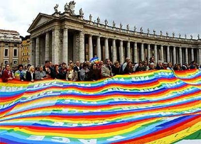 Participantes en la manifestación agitan una bandera de la paz en la plaza de San Pedro.