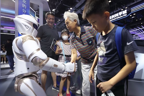 Robots humanoides para cuidar de los ancianos: la apuesta de China ante la crisis demográfica