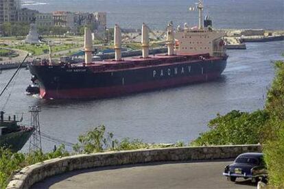 Un carguero estadounidense se dirige al puerto de La Habana, en Cuba.