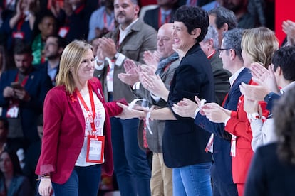 La delegada del Gobierno de Valencia, Pilar Bernabé, recibe los aplausos de los asistentes a la clausura del Congreso Federal del PSOE en Sevilla. 