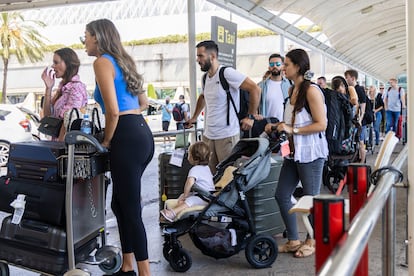 Largas colas de turistas en el Aeropuerto de Palma de Mallorca.