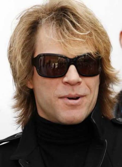 Jon Bon Jovi está de vuelta de todo después de más de 23 años dedicándose a la música. Tanto es así, que el cantante de Bon Jovi asegura tajantemente que le importa "una mierda" si cuelga el cartel de 'No hay entradas' en los conciertos que tiene programados o no, porque es "a lo que me dedico". "Es sólo un trabajo y me pagan bien por hacerlo", asegura el cantante, que, después de haber vendido más de 130 millones de discos en todo el mundo con su banda, prefiere dedicarse a su mujer, sus hijos y su casa.