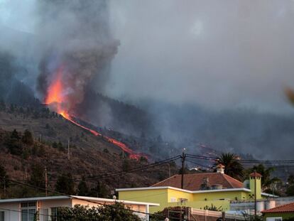 Ya han sido evacuados vecinos de la zona de Alcalá y El Paraíso, y se ha iniciado la evacuación de barrios de El Paso, Los Llanos de Aridane y Tazacorte, en previsión del avance de la lengua de lava.