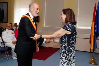 La ministra de Defensa, Margarita Robles, que ha participado en la ceremonia de imposición de Grandes Cruces, este viernes en la sede del Ministerio, coloca la medalla al el director embajador de la Escuela Diplomática, Alberto Antón Cortés, actual embajador en Bélgica en 2022 en Madrid.