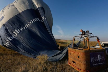 El piloto Jacobo Lasaosa desmonta la envoltura del globo tras el aterrizaje.