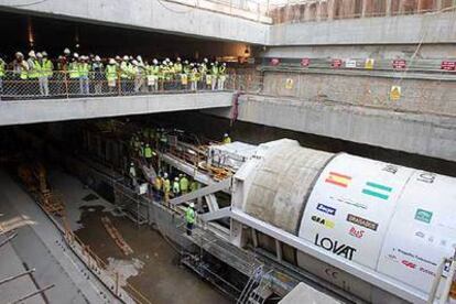 Empleados de Metro de Sevilla, ayer, en las obras del túnel.
Periodistas, políticos y trabajadores contemplaban ayer la puesta en marcha de la tuneladora del metro de Sevilla.