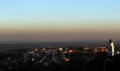 Vista de la nube de contaminaci&oacute;n sobre Madrid desde Torrelodones.