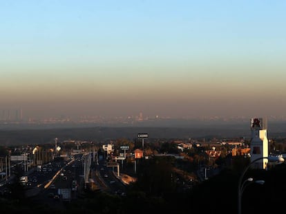 Vista de la nube de contaminaci&oacute;n sobre Madrid desde Torrelodones.