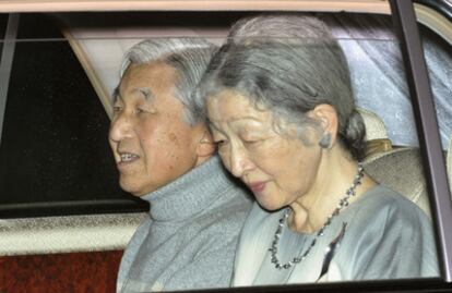 El emperador de Japón, Akihito, acompañado por su esposa, la emperatriz Michiko, en el momento de ingresar en un hospital de Tokio el domingo 6 de noviembre.