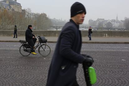 El transporte constituye la espina dorsal de una huelga que, aunque lejos de ser general, tiene un impacto generalizado: sin trenes ni metros, la actividad de las grandes ciudades forzosamente se ve alterada. En la imagen, un hombre se desplaza en patinete este jueves por el centro de París.