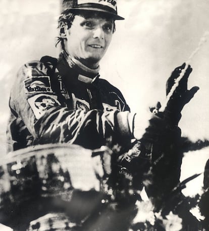 El piloto austriaco Niki Lauda riega con champán a los periodistas y al público tras ganar el Gran Premio de Bélgica de Fórmula 1, en 1976.