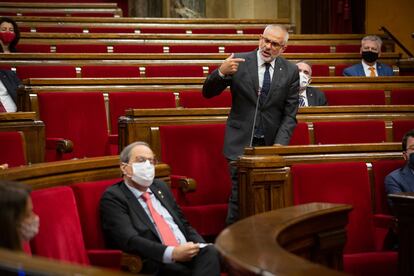 El presidente de Ciudadanos, Carlos Carrizosa, se dirige a Quim Totra, en el pleno.