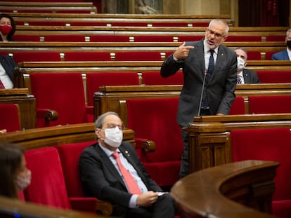 El presidente de Ciudadanos, Carlos Carrizosa, se dirige a Quim Totra, en el pleno.