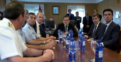 El president del Govern, Mariano Rajoy, durant la reunió aquest dissabte a la base canària de Gando.