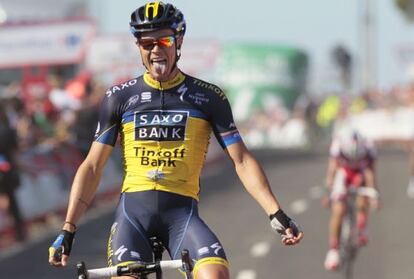 Nicolas Roche celebra su victoria de etapa.