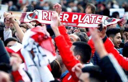 Aficionados del River Plate abarrotan la Puerta del Sol de Madrid.