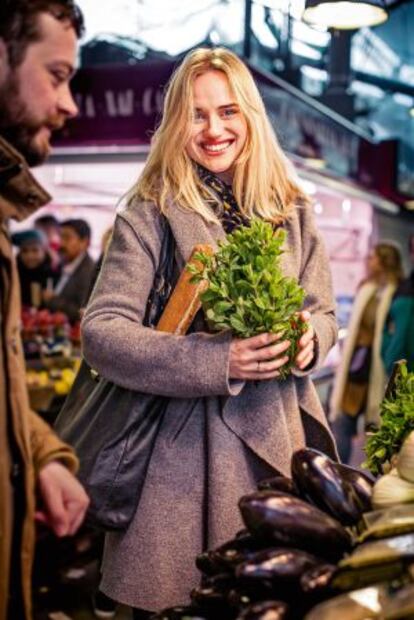 Mina Holland busca ingredientes en un mercado de Barcelona para las recetas del mundo que ha ido recopilando. Su abuela fue la inspiradora de su afición por la cocina, que se ha convertido también en su trabajo.