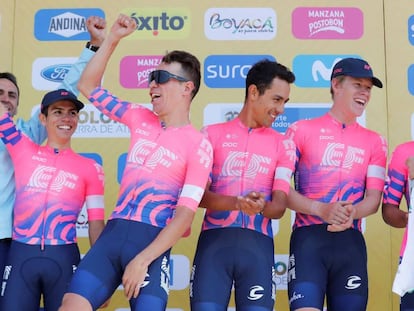 Rigoberto Urán, al frente, y sus compañeros del EF celebran su triunfo en la primera etapa del Tour Colombia.