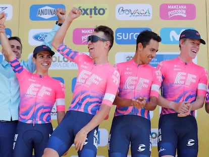 Rigoberto Urán, al frente, y sus compañeros del EF celebran su triunfo en la primera etapa del Tour Colombia.