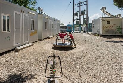 Dos niños juegan en el campo de refugiados de Ritsona, a unos 60 kilómetros de Atenas. Aproximadamente 850 personas viven en este lugar, a donde desde hace unas semanas llegan más refugiados provenientes de Turquía.