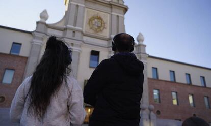 Dos personas enfrente de Conde Duque.