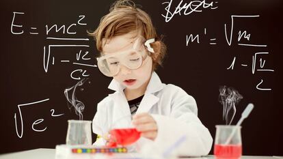 Por que há pessoas que continuam dando um passo atrás quando ligam o micro-ondas?