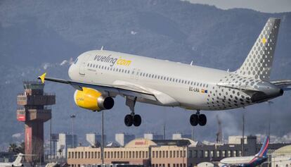 Un avión de Vueling en El Prat.