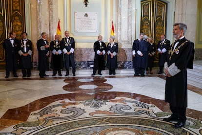 El entonces presidente del Tribunal Supremo, Carlos Lesmes, en primer término, y la Sala de Gobierno del alto tribunal, en el acto de apertura del año judicial, en septiembre.