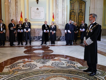 El entonces presidente del Tribunal Supremo, Carlos Lesmes, en primer término, y la Sala de Gobierno del alto tribunal, en el acto de apertura del año judicial, en septiembre.