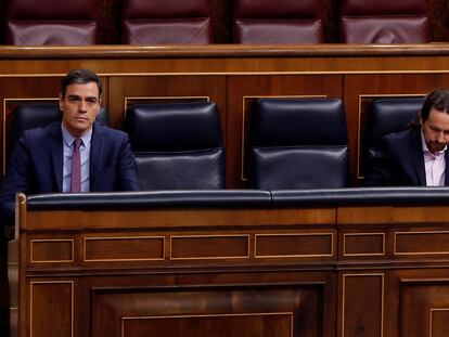 El presidente del Gobierno, Pedro Sánchez, y el vicepresidente segundo, Pablo Iglesias, durante la sesión de control al Gobierno este miércoles.